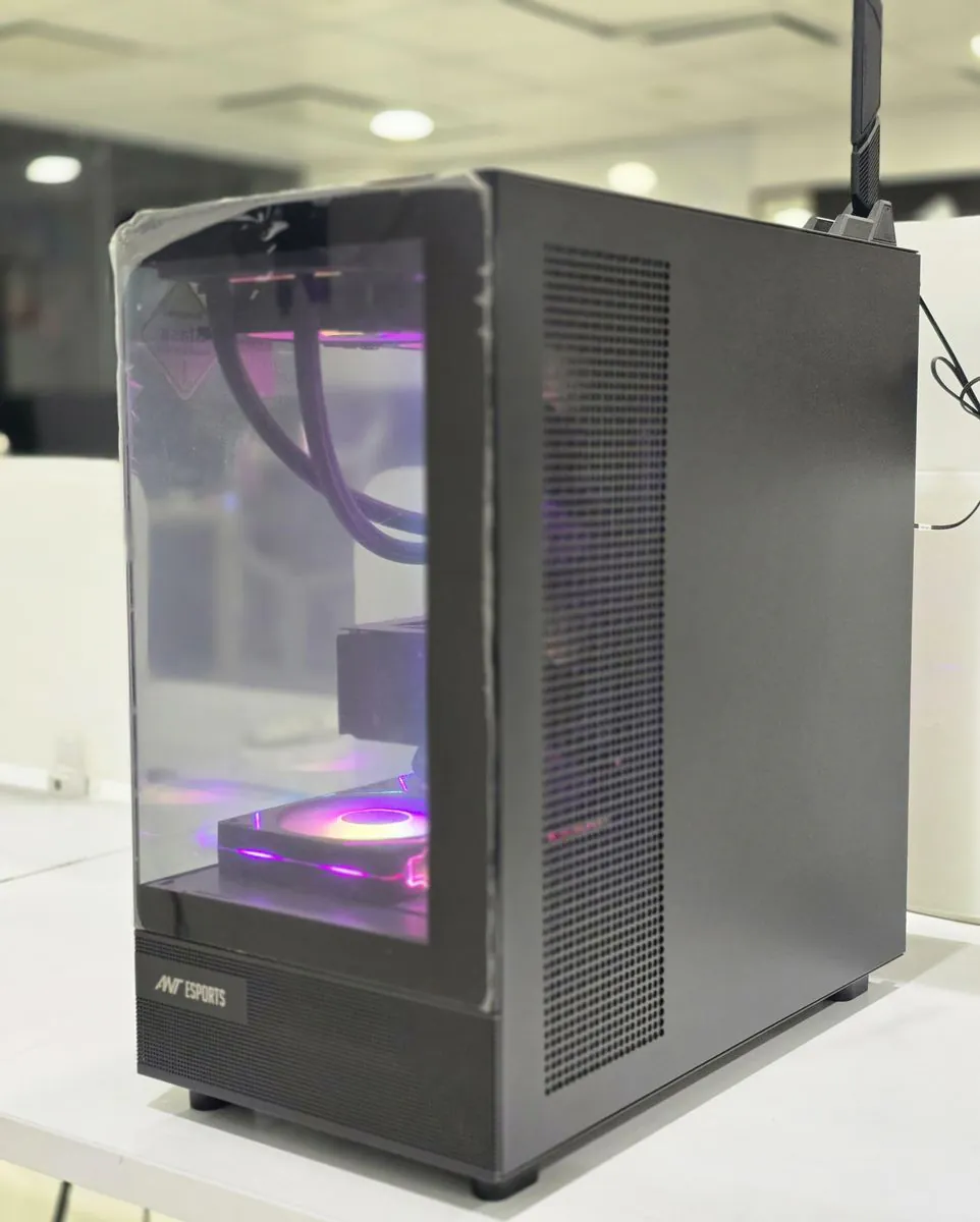 ASUSTeK Pro PC Z890 Creator WiFi three-quarter view of the glass end panel and the solid side panel with its mesh vent, with a Wi-Fi antenna on top